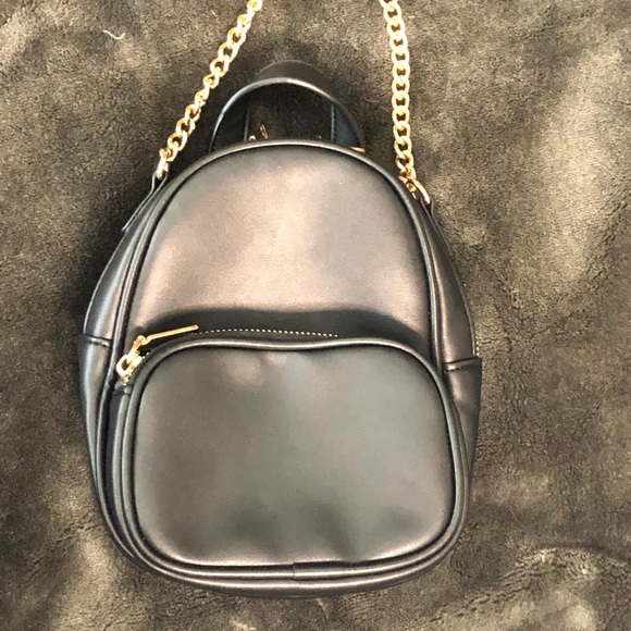 Black crossbody chain mini bag. - Picture 2 of 8